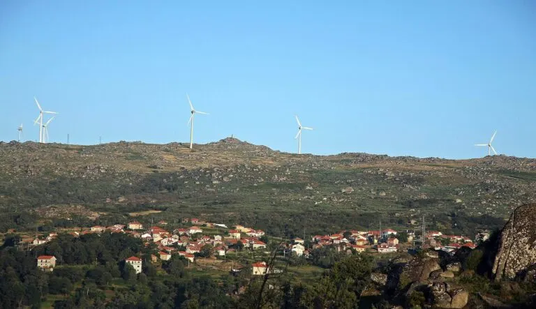 Alhões ao fundo do vale, com a serra e os aerogeradores por cima da aldeia