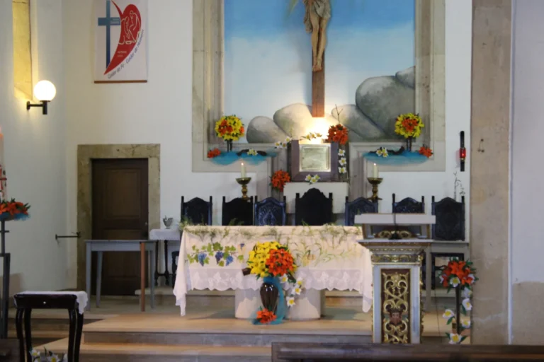Altar da Igreja Matriz de São Pedro de Tomar enfeitado com flores para a festa