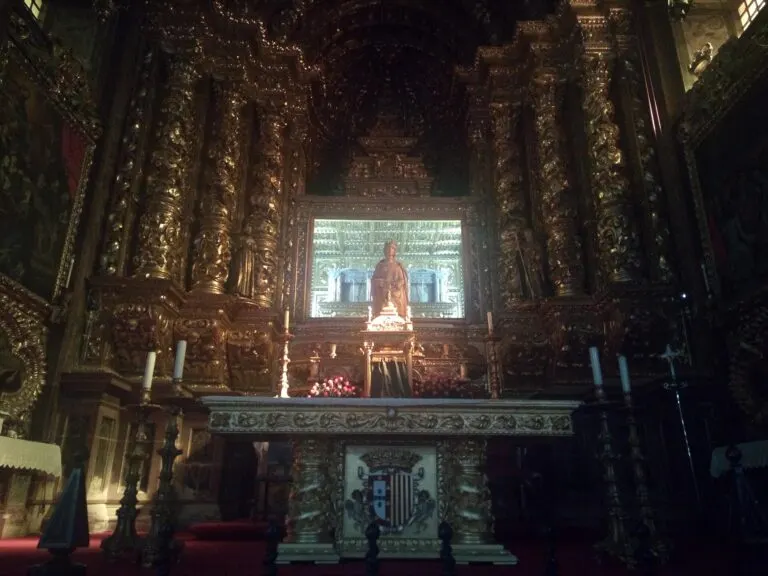 Altar-mor de talha dourada da igreja do Mosteiro de Santa Clara-a-Nova