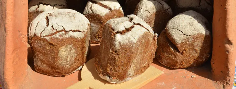 Broas de Avintes, o pão escuro de milho e centeio que dá nome à festa