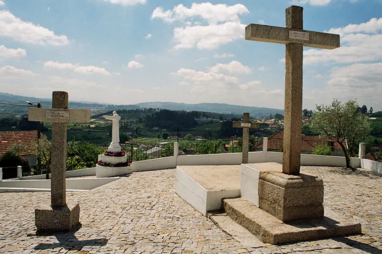 Cruzes de granito e imagem de Cristo no Calvário de Besteiros, com vista sobre o vale