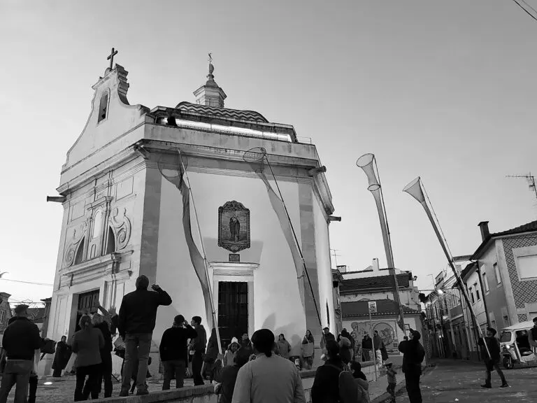 Público com camaroeiros erguidos junto à Capela de São Gonçalinho, à espera das cavacas, em Aveiro
