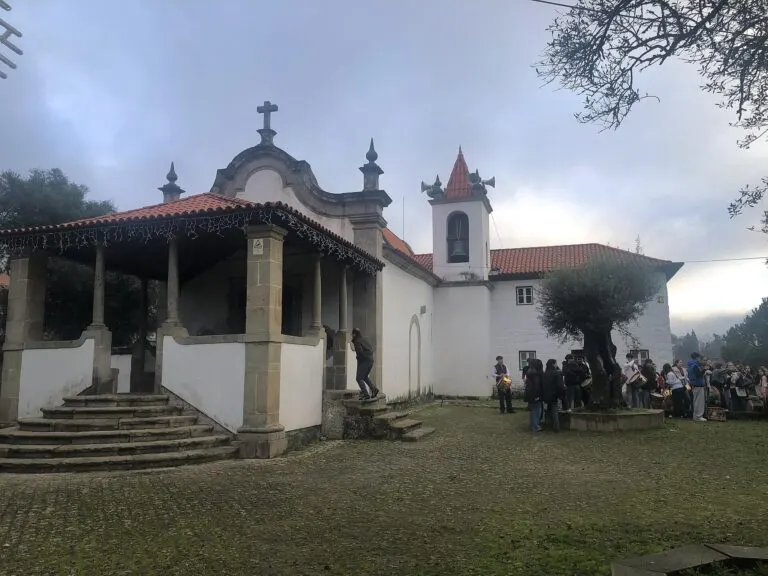 Capela de Nossa Senhora da Conceição, em Azurém, com tocadores de bombos no adro durante as Novenas Nicolinas
