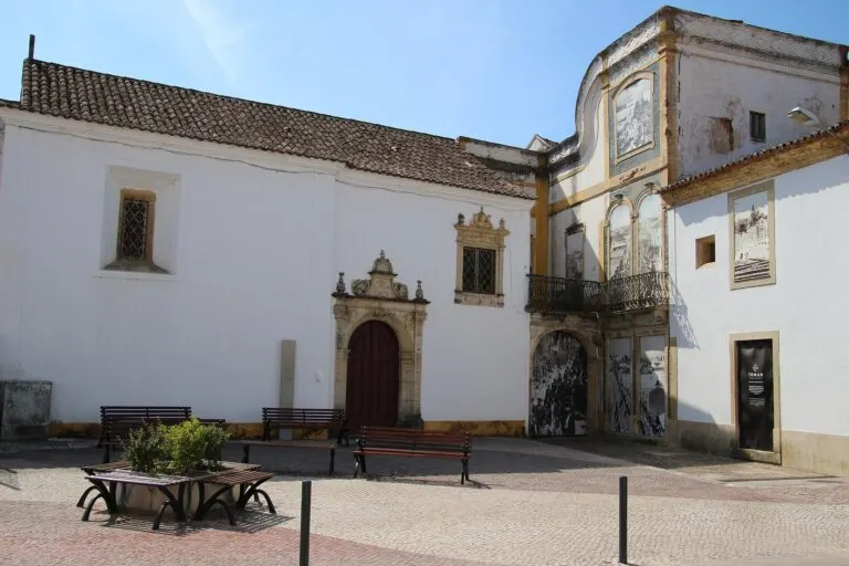 Capela de Santa Iria, em Tomar, com o portal renascentista e o antigo convento de Santa Iria ao lado