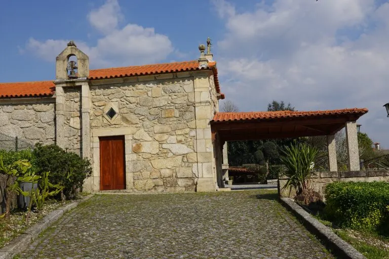 Fachada lateral e sineira da Capela de Santa Luzia, em Fontarcada
