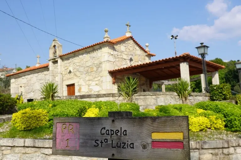 Capela de Santa Luzia, em Fontarcada, com a placa do percurso pedestre PR1