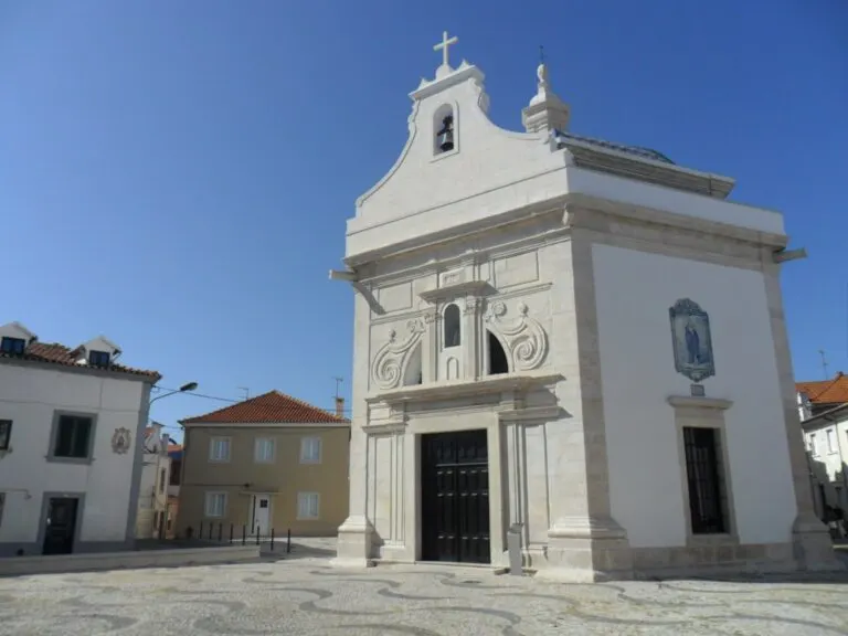 Fachada branca da Capela de São Gonçalinho, no Bairro da Beira-Mar, em Aveiro