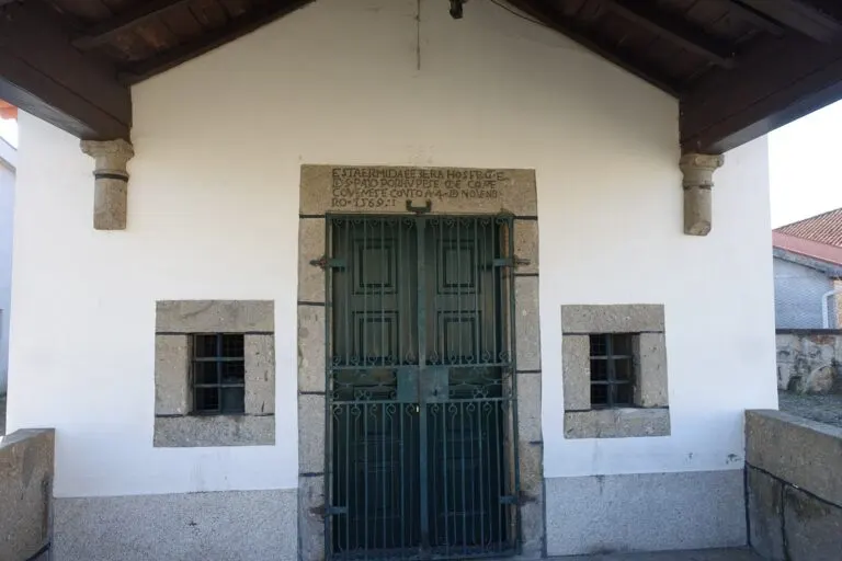Porta da Capela de São Roque de Merelim São Paio, com a inscrição de 1569 no lintel