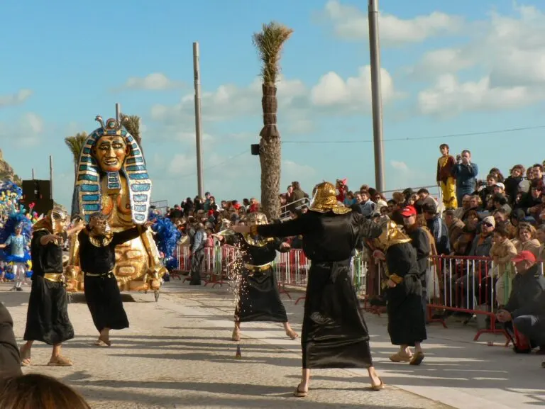 Grupo mascarado de faraós a desfilar na marginal de Sesimbra durante o Carnaval