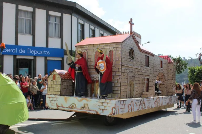 Carro alegórico de Cárquere, com a réplica de uma igreja, no cortejo do Festival da Cereja em Resende