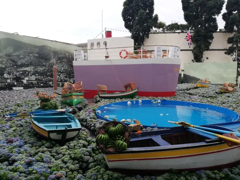 Composição com barcos, um navio e hortênsias na Placa Central do Funchal, na Festa da Flor de 2019