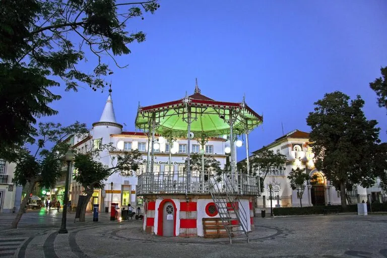 Coreto do Jardim Manuel Bívar, em Faro, iluminado ao anoitecer