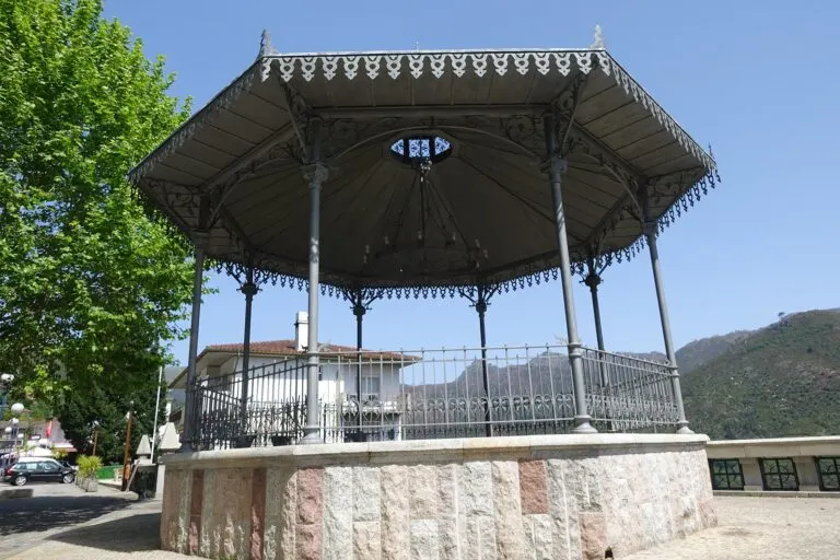 Coreto de ferro forjado no recinto do Santuário de São Bento da Porta Aberta