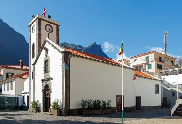 Igreja de Nossa Senhora do Livramento, no Curral das Freiras, com as montanhas atrás