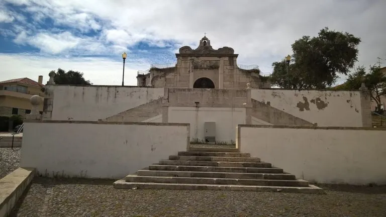 Escadaria e muros do adro que sobem até à Capela de Santo Amaro
