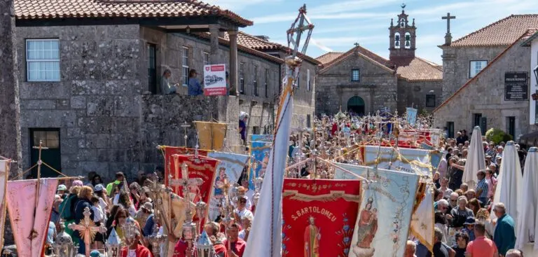 Estandartes e cruzes das paróquias diante do santuário, no dia da romaria