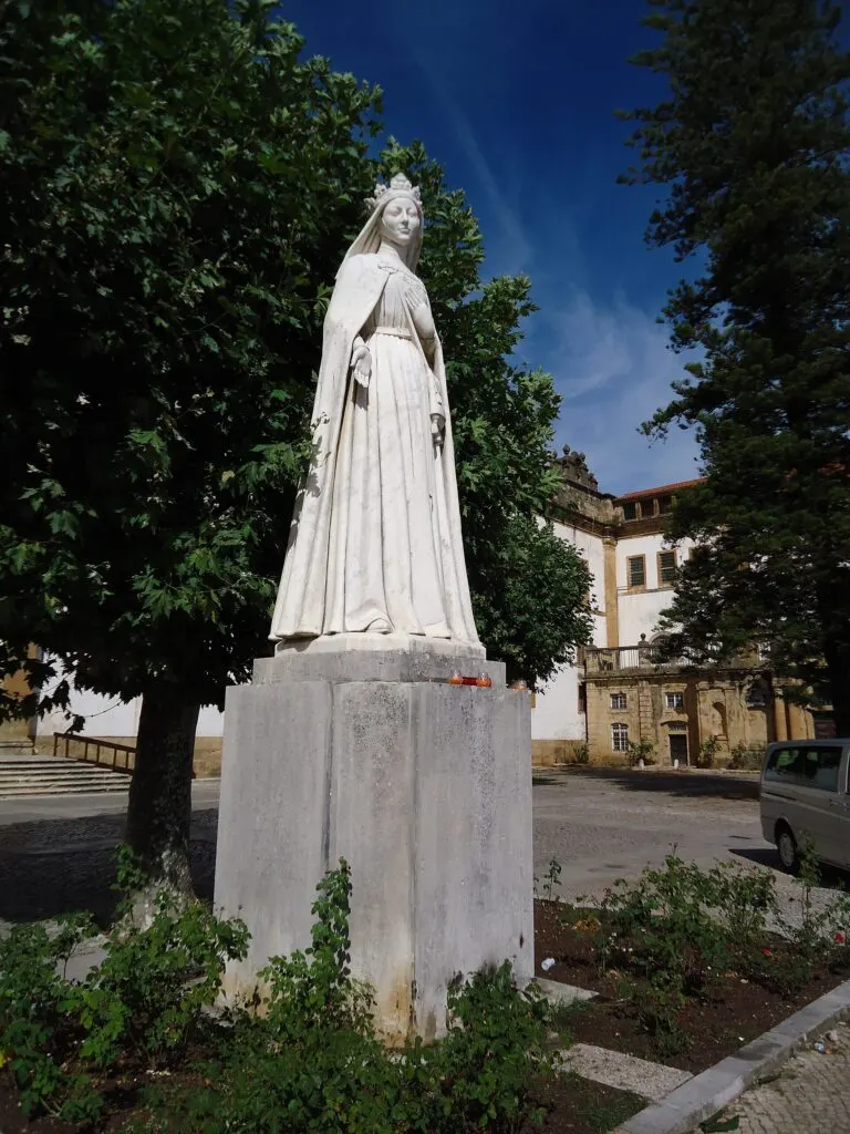 Estátua da Rainha Santa Isabel junto ao Mosteiro de Santa Clara-a-Nova, em Coimbra