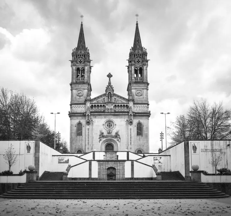 Fachada do Santuário de São Torcato a preto e branco