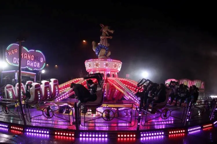 Diversão iluminada à noite na Feira Nova de Santa Iria, em Ourém