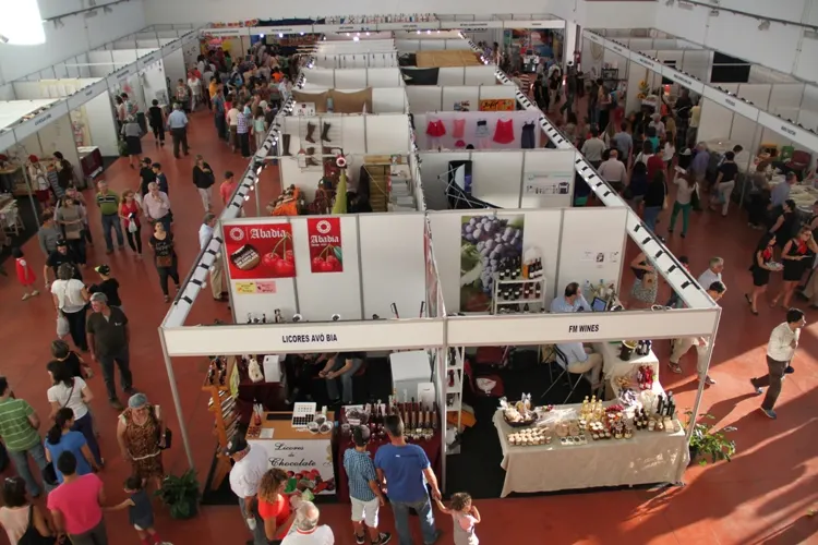Expositores no pavilhão da Feira Nova de Santa Iria, em Ourém, vistos de cima