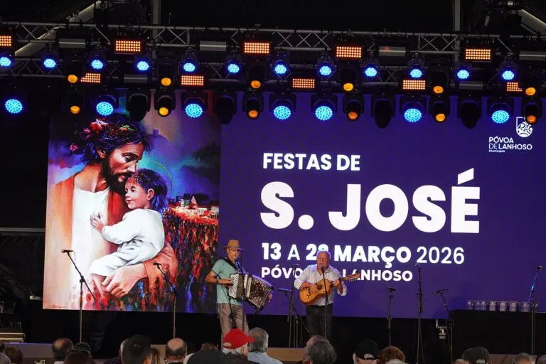 Palco das Festas de São José de 2026 na Póvoa de Lanhoso, com tocadores de concertina e cavaquinho