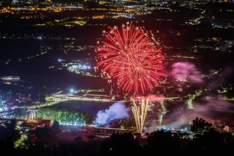 Fogo de artifício das Festas de São Bento sobre Santo Tirso, visto à noite do alto
