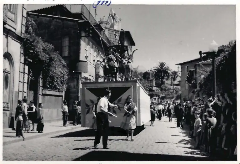 Carro alegórico num cortejo das Gualterianas de 1949, nas ruas de Guimarães