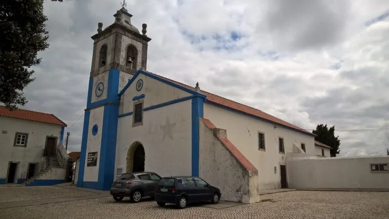 Igreja de Nossa Senhora da Conceição, em Igreja Nova, vista em ângulo a partir do largo, com a fachada e o corpo da nave