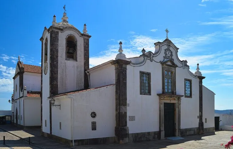 Igreja Matriz de São Brás de Alportel, branca, com a torre sineira