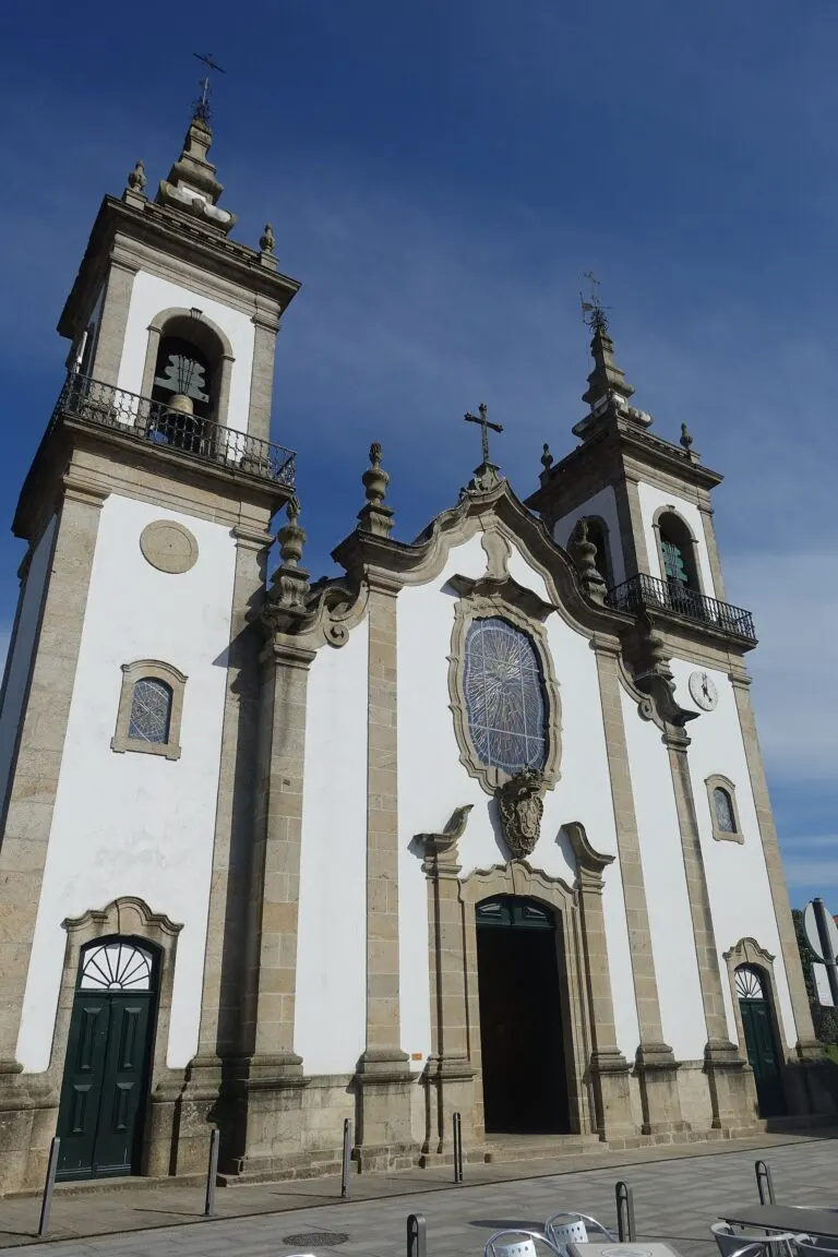Fachada da Igreja Matriz de Vila Nova de Cerveira, com as duas torres sineiras