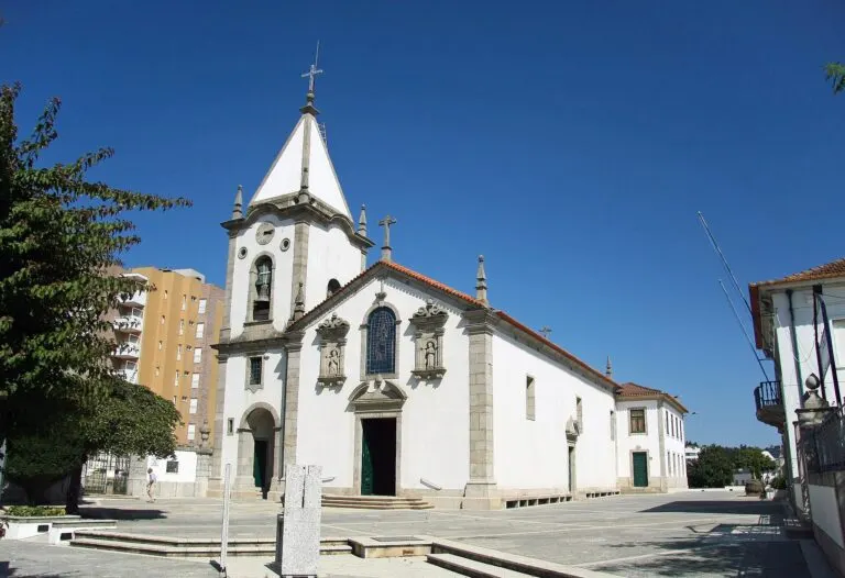 Fachada da Igreja Matriz de Gondomar (São Cosme) e o adro, num dia de sol