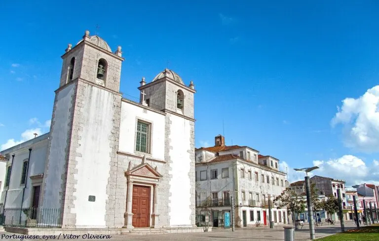Fachada da Igreja Matriz do Divino Espírito Santo, no Montijo