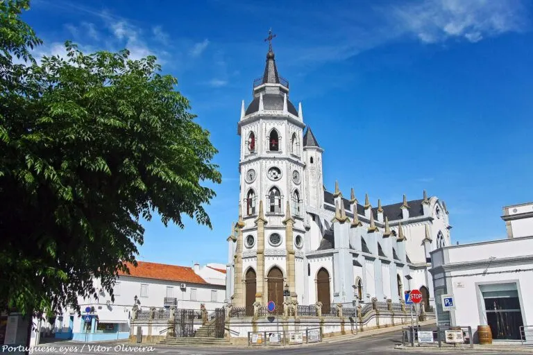 Igreja Matriz de Santo António, de estilo neogótico, no centro de Reguengos de Monsaraz