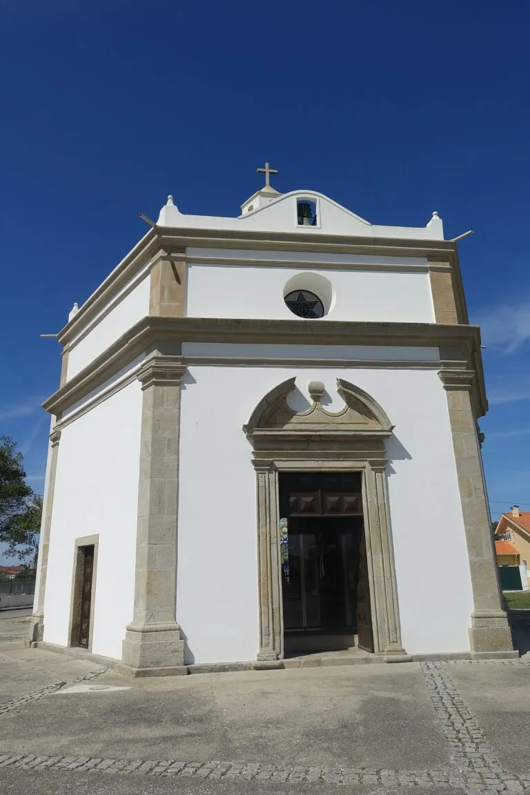 Fachada da igreja de São Jacinto, com portal de granito, óculo e sineira