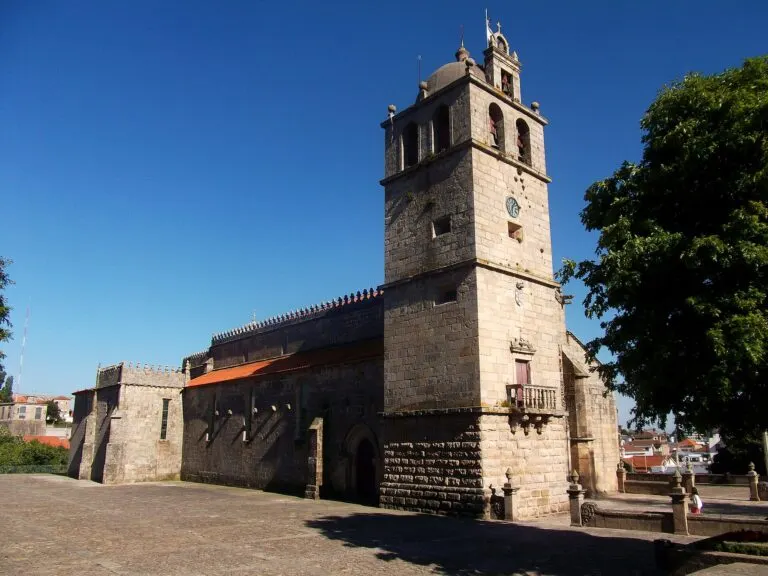 Igreja Matriz de São João Baptista, em Vila do Conde, com a torre sineira e o adro empedrado