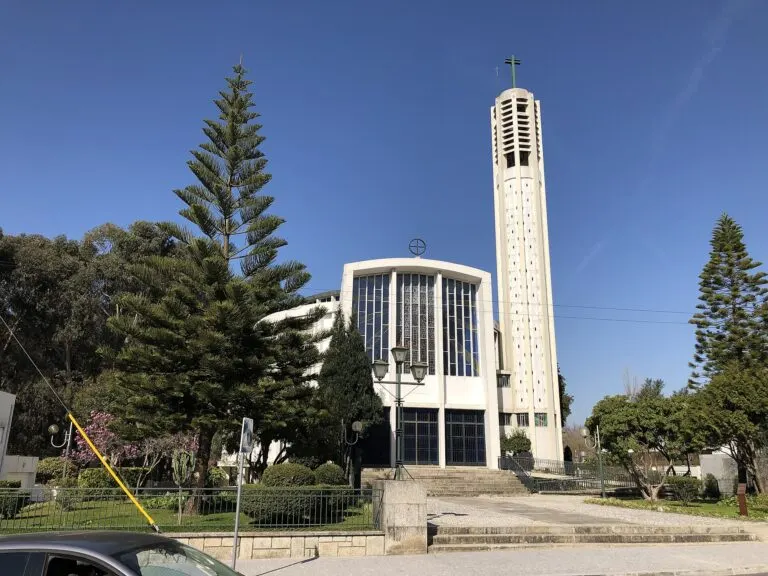Igreja Paroquial da Senhora da Hora, de linhas modernas e torre alta, entre árvores