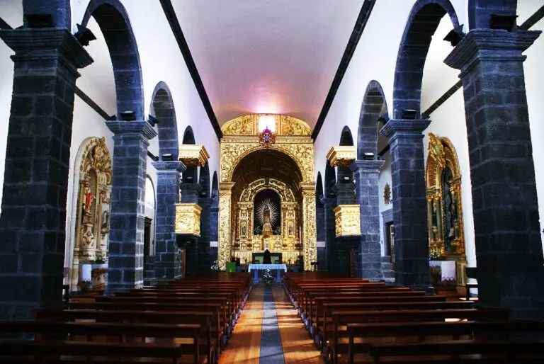 Nave da Igreja de Santa Maria Madalena, com colunas de basalto e o altar-mor em talha dourada ao fundo
