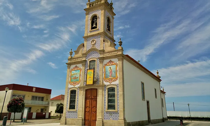 Igreja de São Bartolomeu do Mar, com a fachada de azulejos e a torre sineira