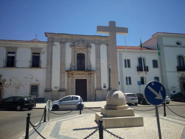 Igreja de São Francisco e cruzeiro no Largo de São Francisco, em Faro, recinto da feira