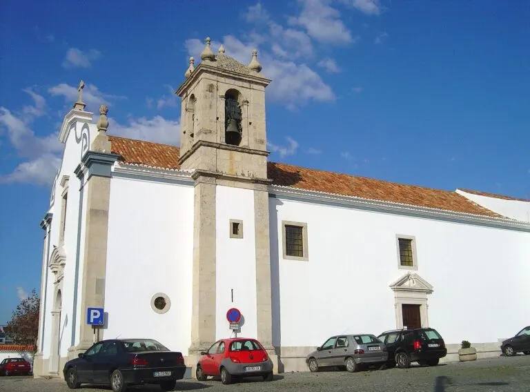Igreja de São Pedro da Ericeira vista de lado, com a torre sineira e o Largo de São Pedro