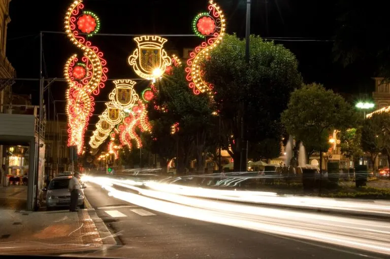 Iluminações com o brasão de Guimarães no Largo do Toural durante as Gualterianas de 2007