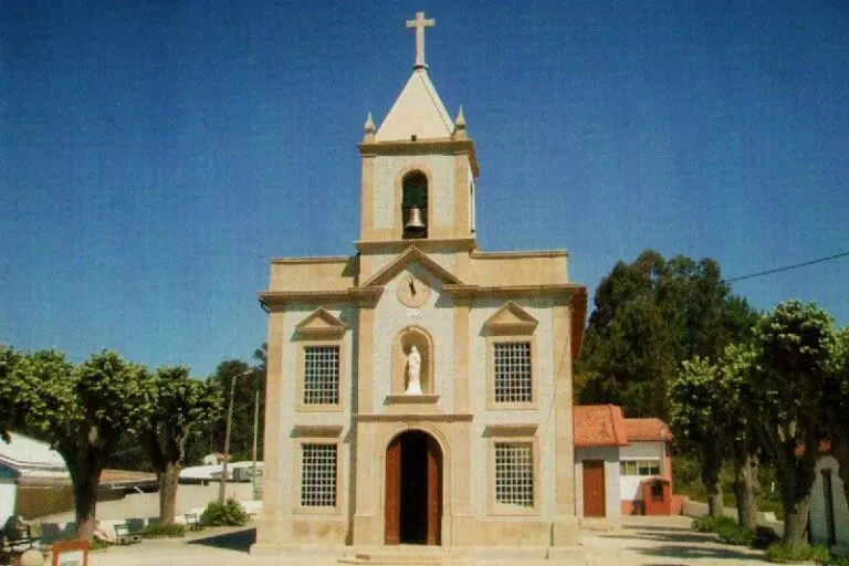 Capela de Santa Luzia, em Cucujães, vista do largo arborizado em frente