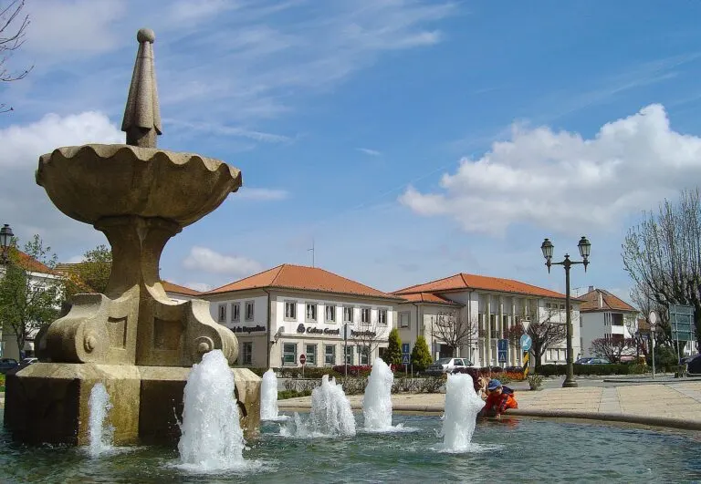 Chafariz do Largo Dr. Couto, no centro de Mangualde, onde se instala a Feira dos Santos