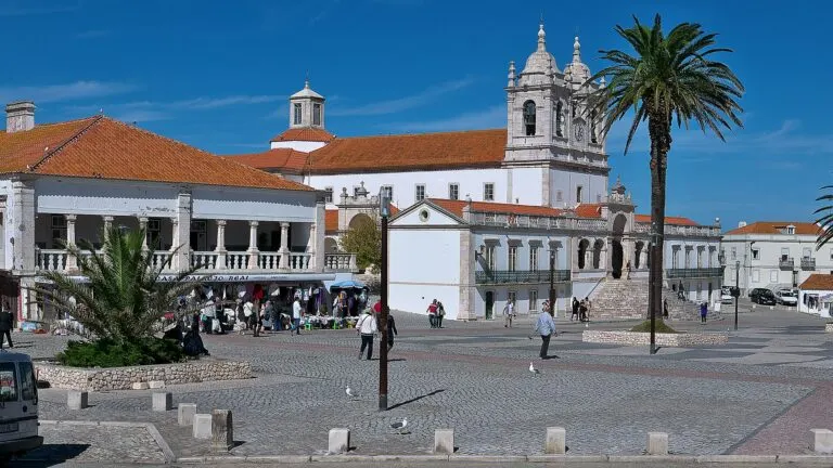 Largo de Nossa Senhora da Nazaré, com o santuário ao fundo e bancas de artigos regionais