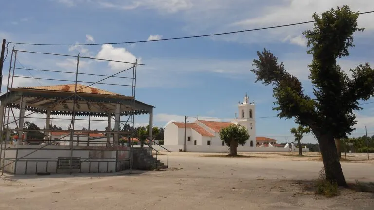 Largo de Ferreira-a-Nova com o coreto e a Igreja Matriz ao fundo