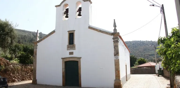 Igreja de São Martinho, de fachada branca e torre sineira, em Maçores