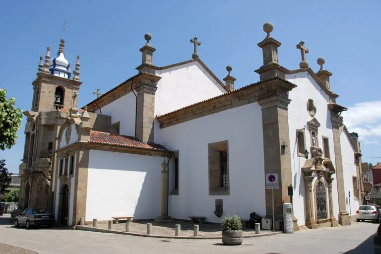 Igreja da Misericórdia de Penafiel, de paredes brancas e cantaria de granito, com a torre de cúpula azul e branca