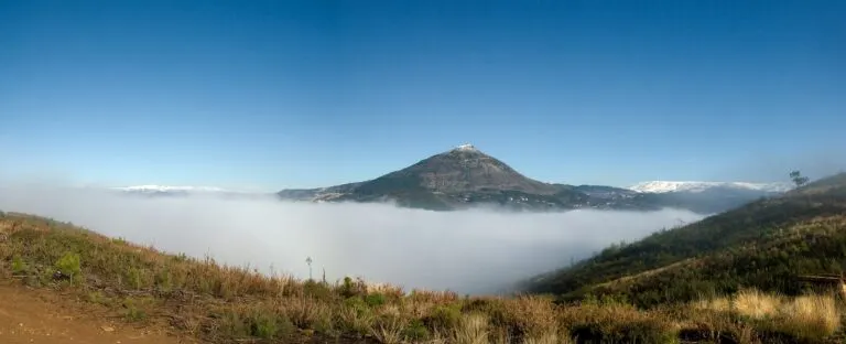 Panorâmica do Monte Farinha acima de um mar de nevoeiro