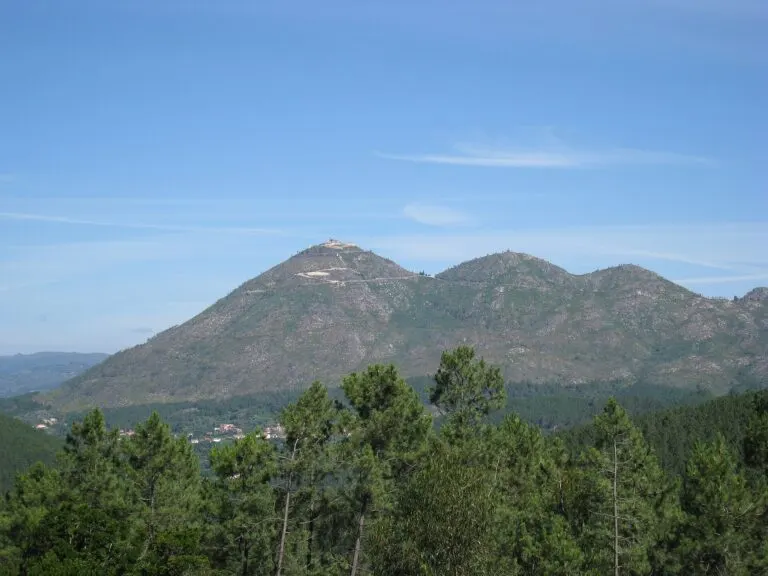 Monte Farinha visto do vale, com o santuário no cume e a estrada que sobe a encosta