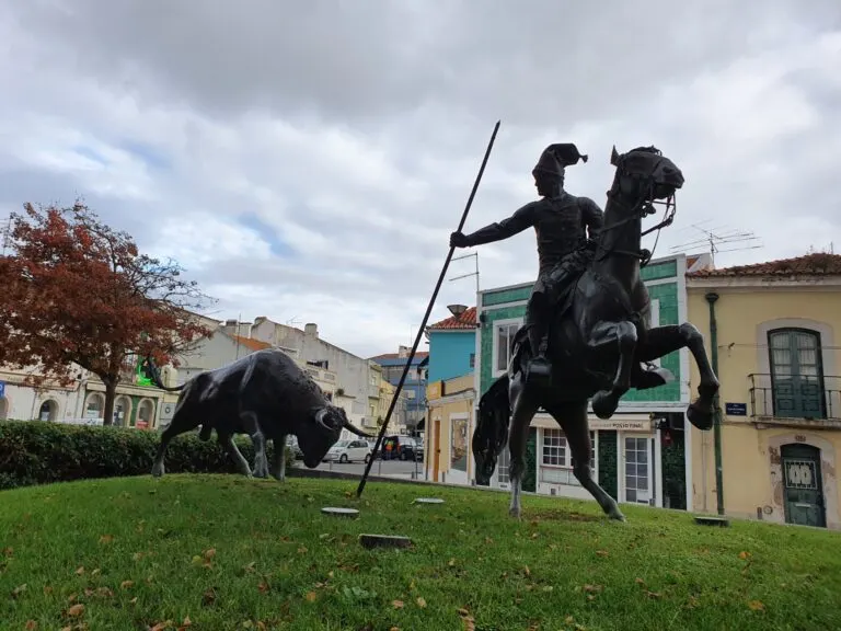 Monumento ao Campino, em Vila Franca de Xira: escultura de um campino a cavalo e de um toiro